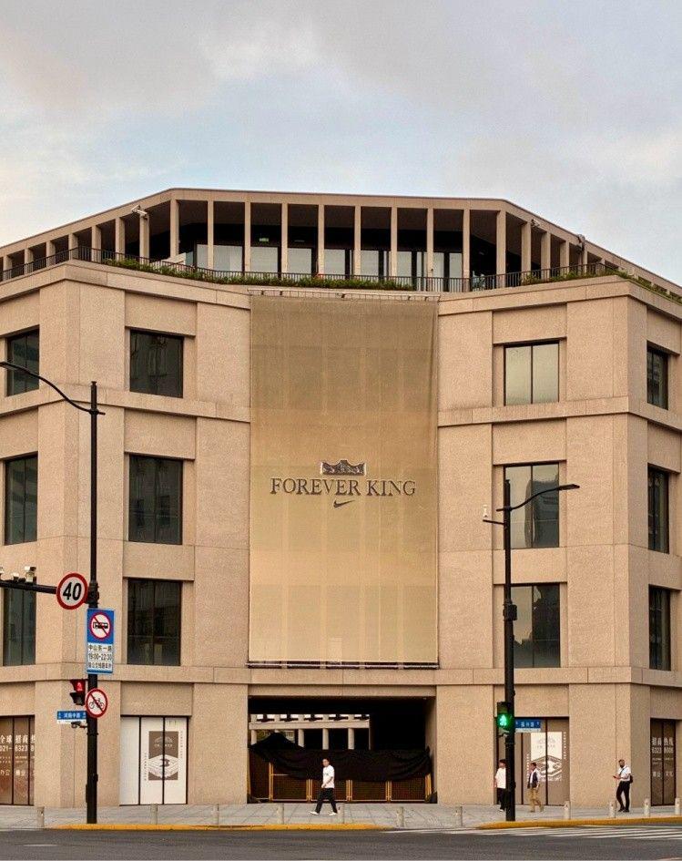 开云体育下载-剧透！詹姆斯中国行现场大揭秘，巨型logo霸气亮相